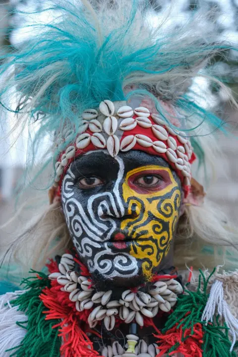  RICCI SHRYOCK / AFP  A performer poses in a traditional Simb costume during a cultural show at Ngor in Dakar, on August 12, 2024. The Simbs perform dances and rituals throughout the year in Senegal for various occasions, such as Independence Day, summer school break, wrestling matches and more. 