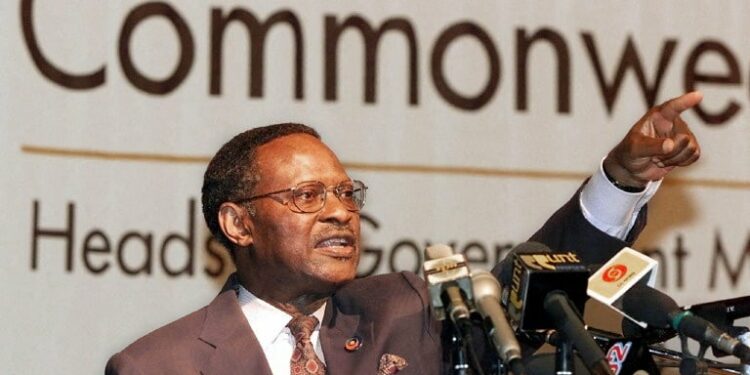 Emeka Anyaoku, then Secretary General of the Commonwealth, addresses the media during a press conference in November 1999. (Odd Andersen/AFP)