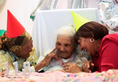 ESA ALEXANDER / REUTERS Margaret Maritz with her two daughters, Getryda Maritz, 81, and Liza Daniels, 67 - Friday 27 September 2024