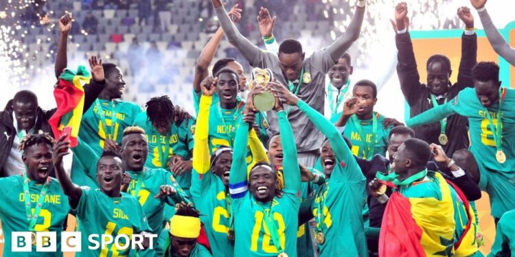 Senegal players lift the CHAN title in 2022