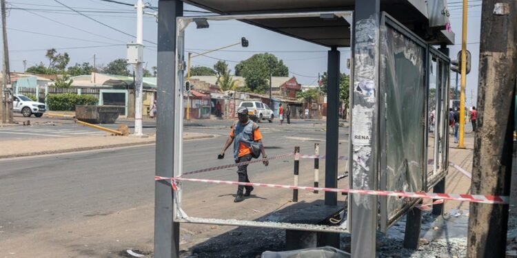 News24 | Tear gas, attempt to block SA-bound road as Mozambique protests turn violent over disputed vote