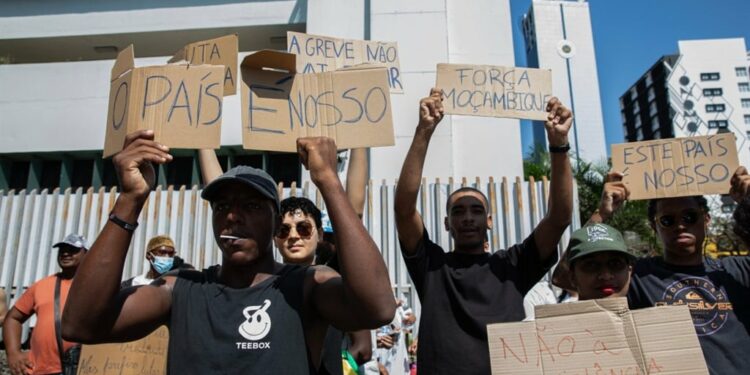 News24 | Clashes in Mozambique as police disperse election protests