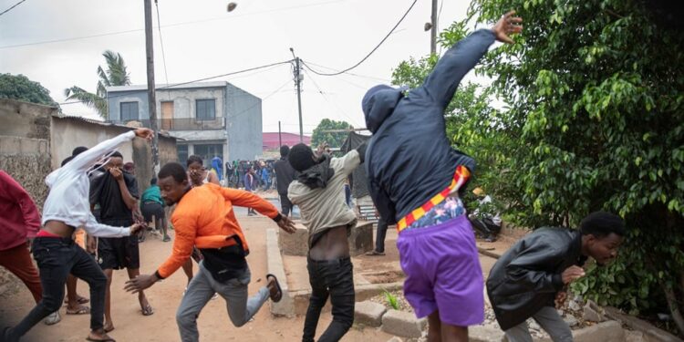 News24 | Teargas, smoke in Maputo as police crack down on demonstrations