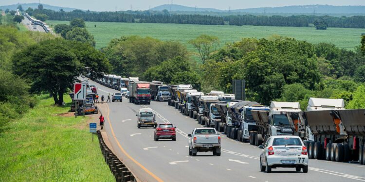 News24 | Trucks stuck at Komatipoort as Mozambique protests continue unabated