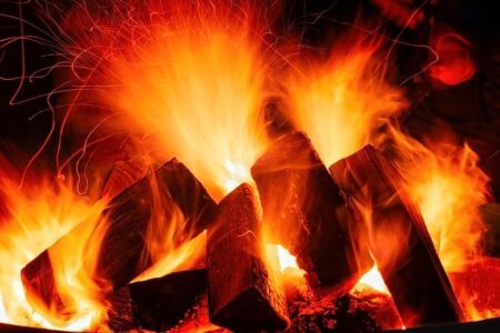 Ghana’s Kantamanto fire: Clothing market devastated by blaze – BBC.com
