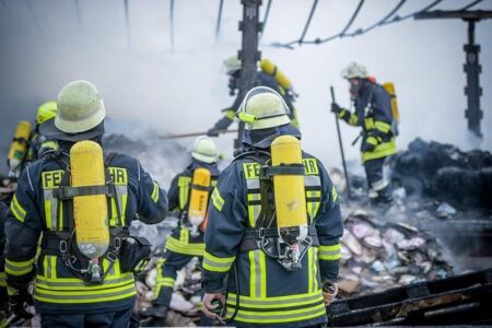 More than 100 firefighters battle blazes on South Africa’s Table Mountain in Cape Town – ABC News