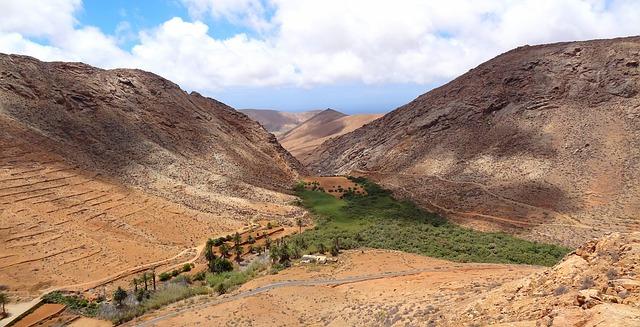 Geography and Climate: ⁤An Island ⁤Oasis in an African‍ Context