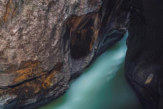 Navigating Black River gorges: Balancing Conservation and Visitor Experience